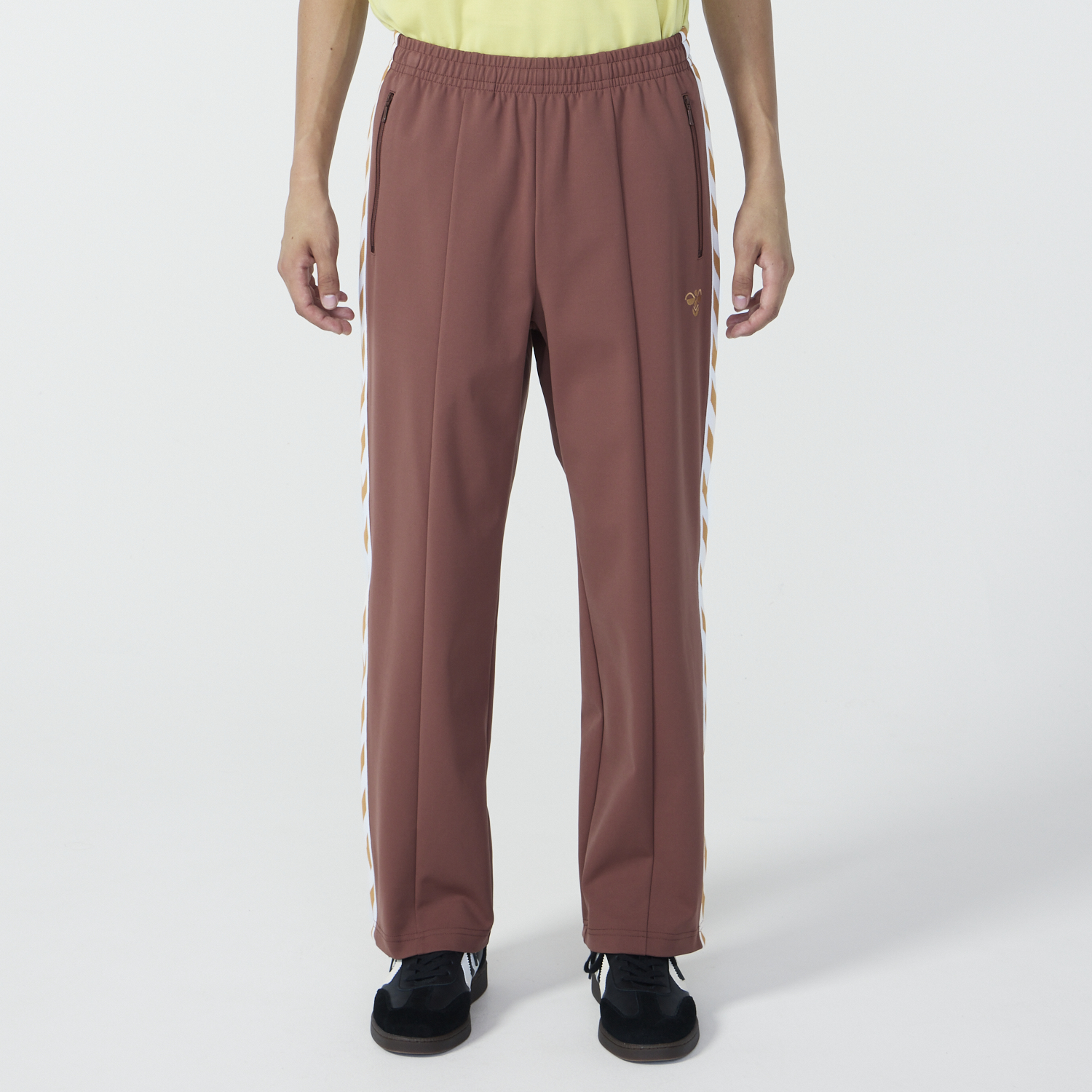 赤とベージュのトラック PLAY ME 赤とベージュのトラック PLAY ME