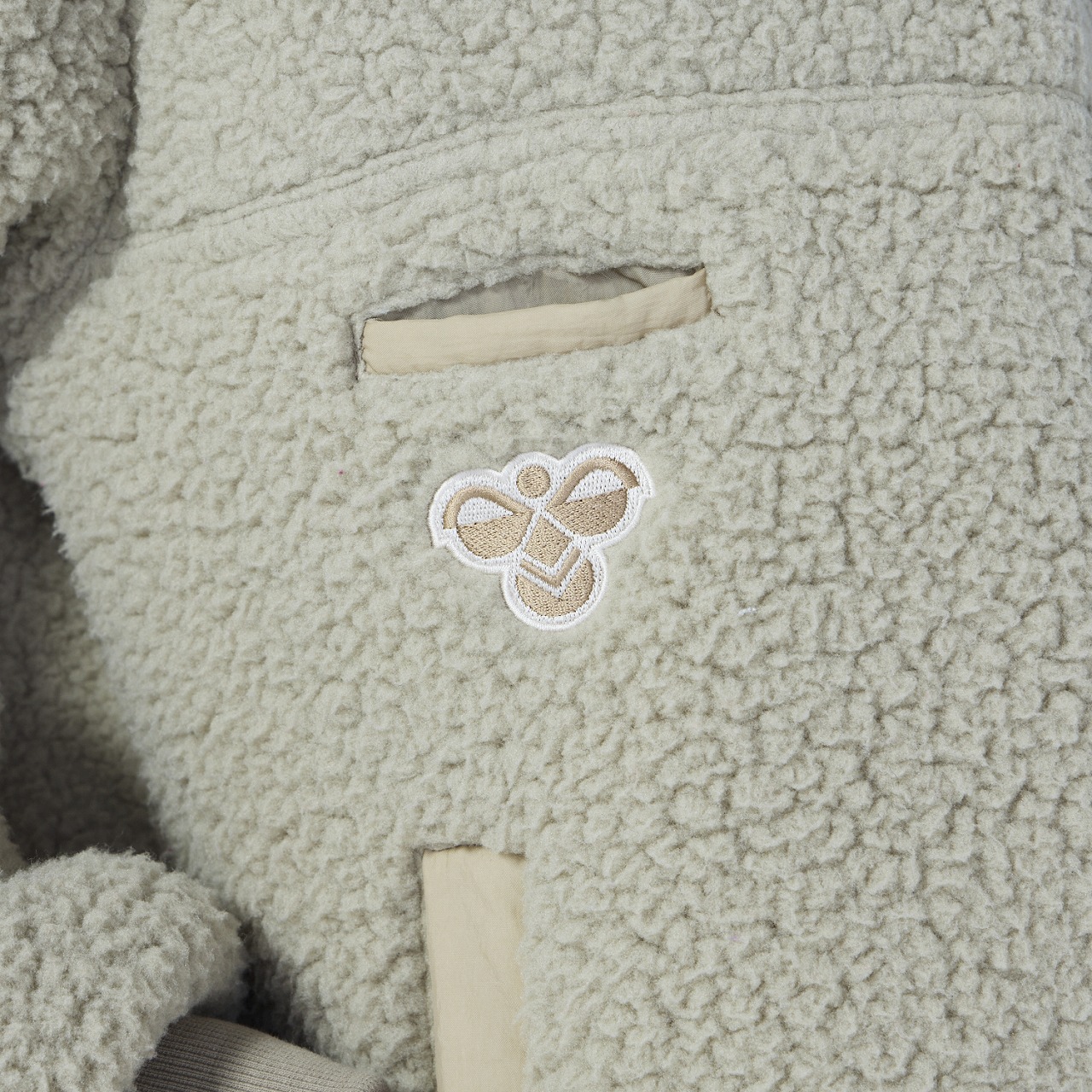 hummel PLAY ボアスタンドトップ｜hummel｜ヒュンメル公式オンラインストア