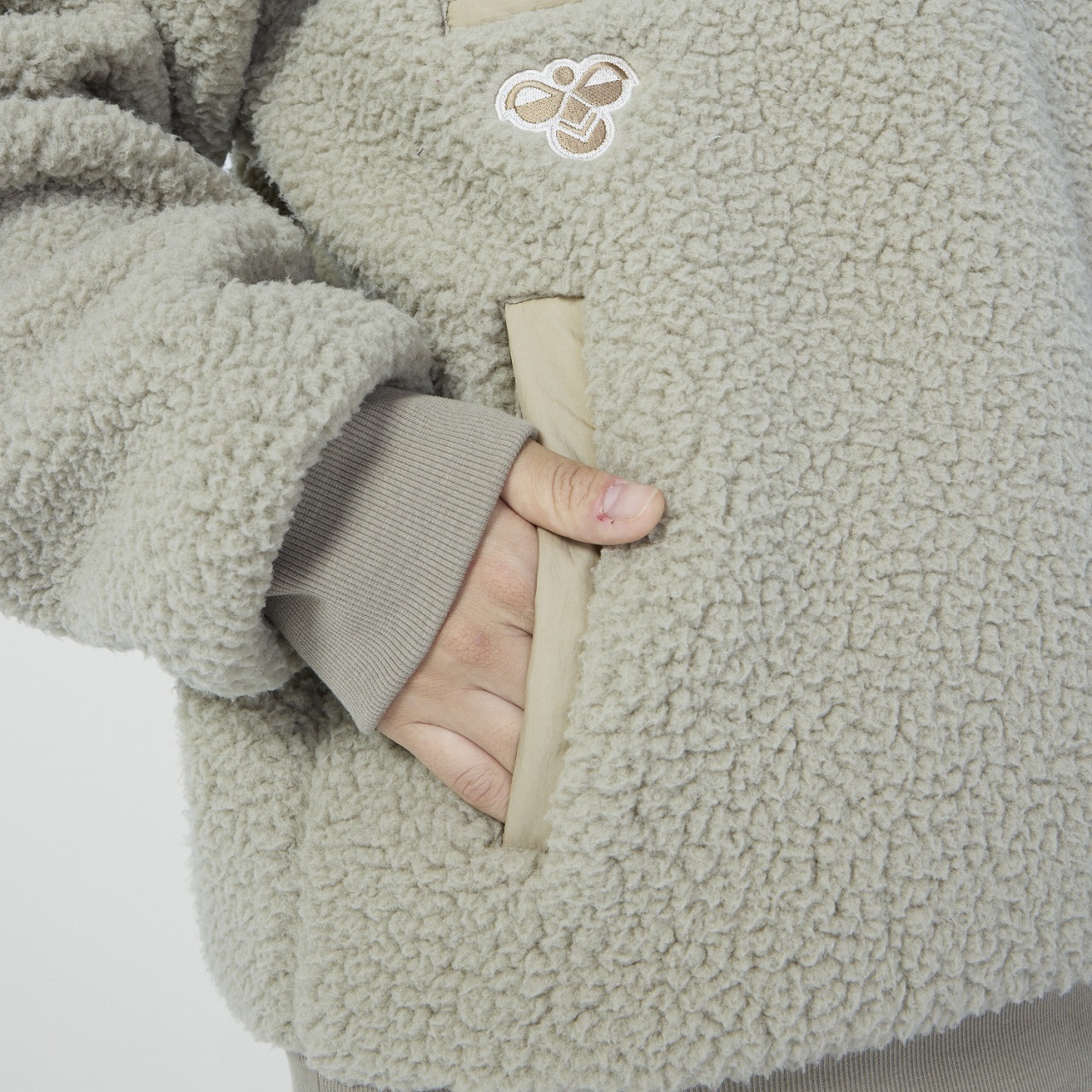 hummel PLAY ボアスタンドトップ｜hummel｜ヒュンメル公式オンラインストア